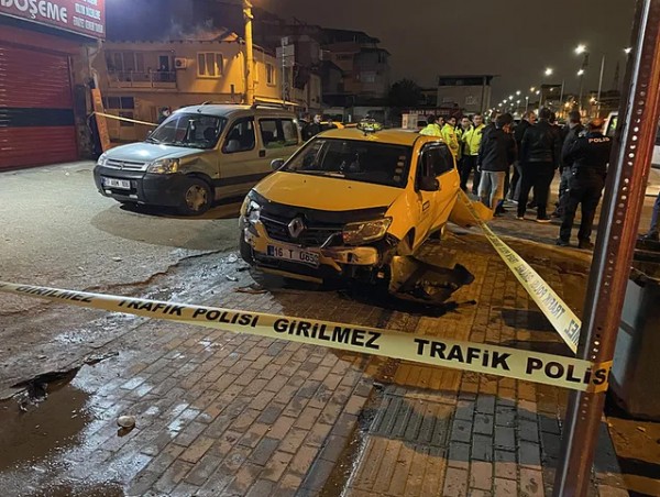 Bursa'da taksi şoförü iyi niyetinin kurbanı oldu! 'Fenalaştım bana su al' dedikten saniyeler sonra...